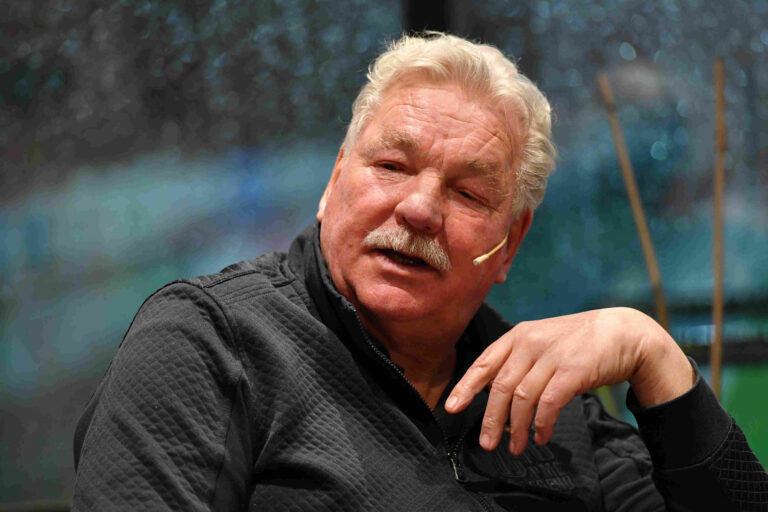 Wat kost Frans van Seumeren als Spreker- Het tarief voor een lezing van Guus Hiddink vindt je op VoetbalSprekers.nl